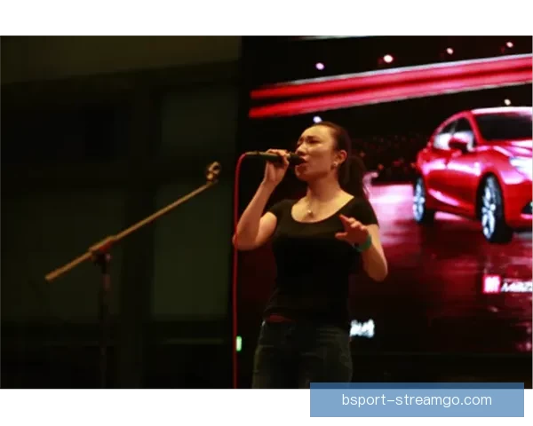 艾维街头激情演讲手持麦克风大胆表达观点引发路人热烈关注